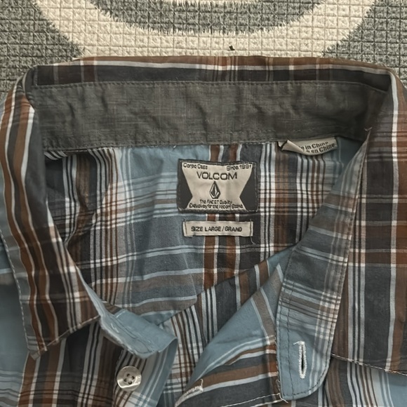 Large Blue Plaid Short Sleeve Volcom shirt - Picture 3 of 3